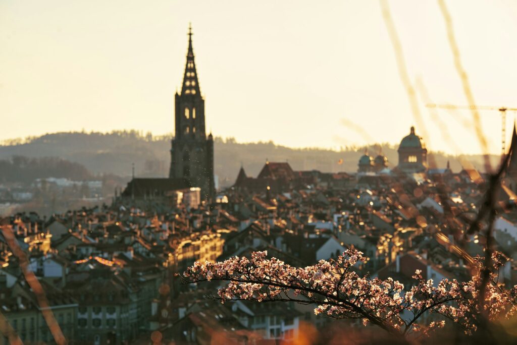 Blick vom Rosengarten über die Berner Altstadt mit dem Münsterturm
